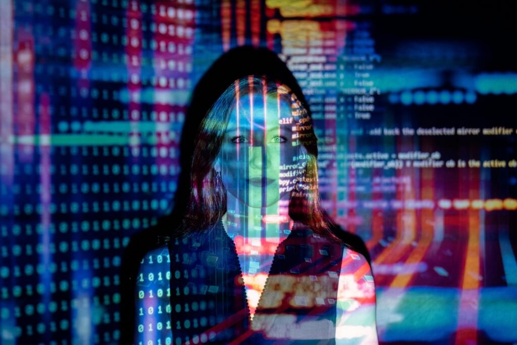 Femme derrière lignes de code